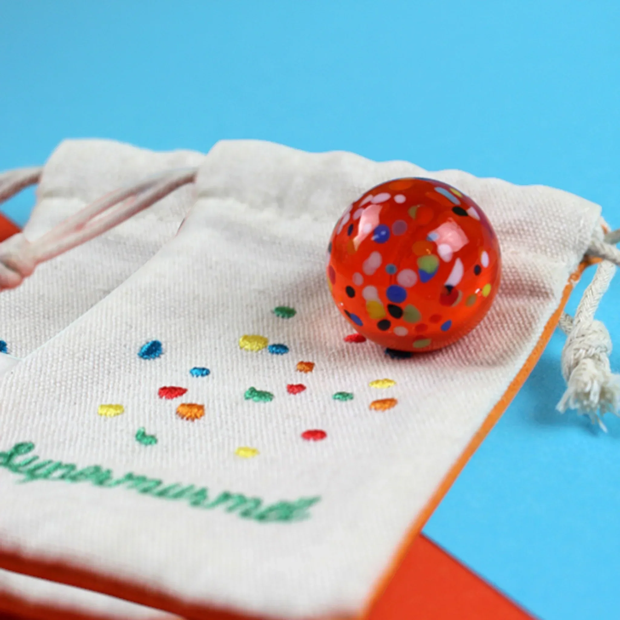 ava&yves - Supermurmel Orange aus Muranoglas - Konfetti-Steinchen in Stoffbeutel – Bild 3