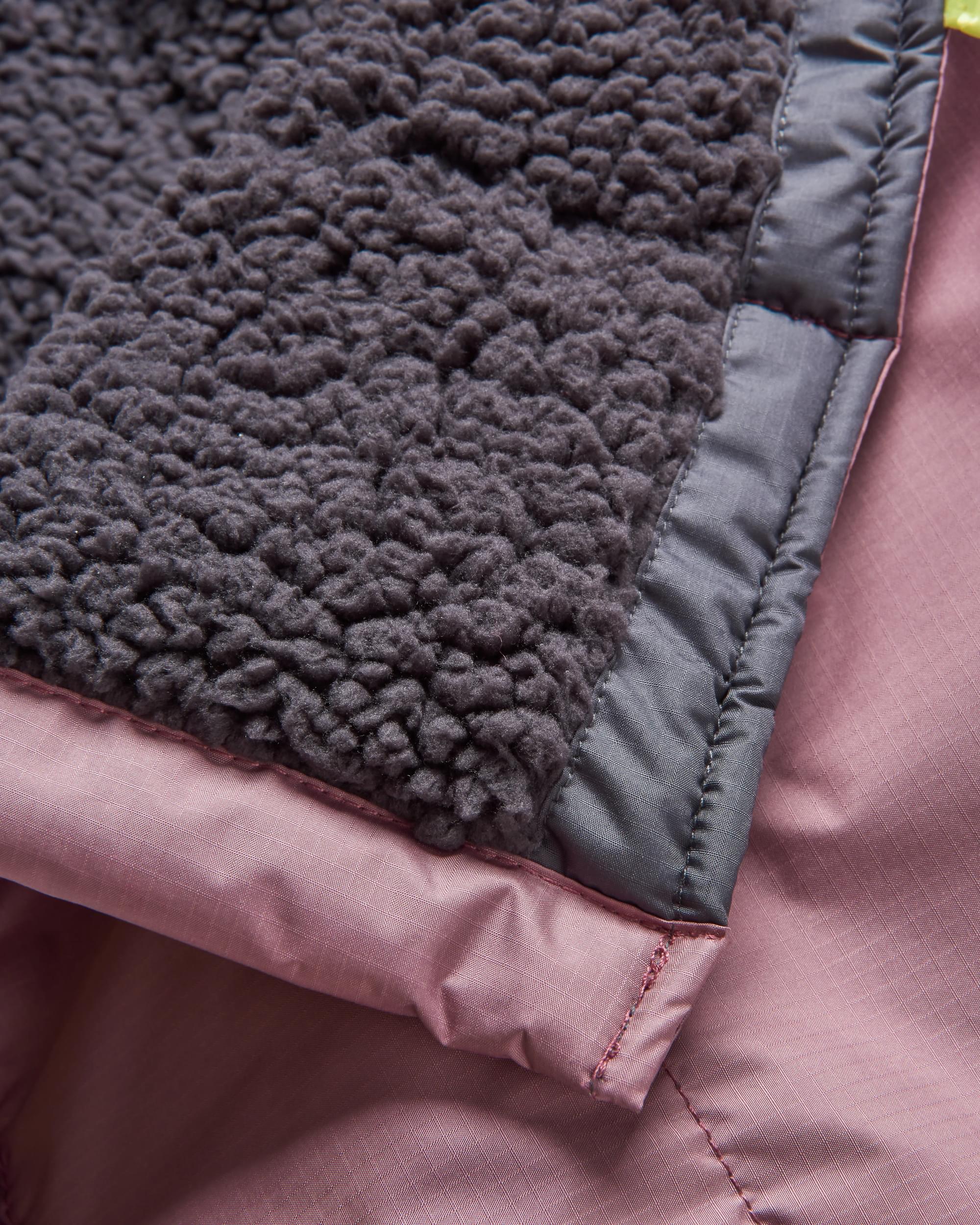 Waves Sherpa Gefütterter Surf-Poncho - Traube / Holzkohle – Bild 9