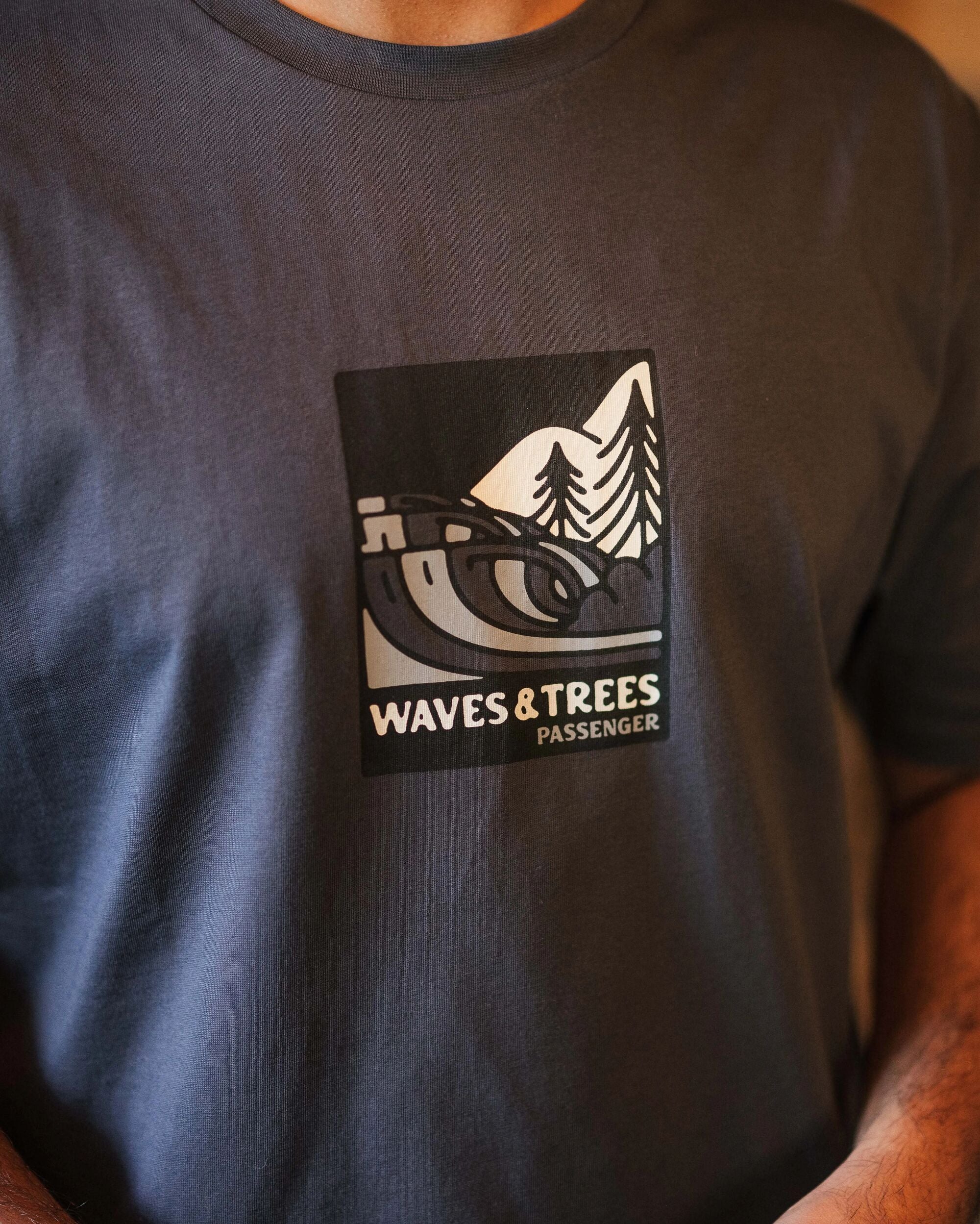 Waves & Trees Bio-Baumwoll-T-Shirt - Holzkohle – Bild 5