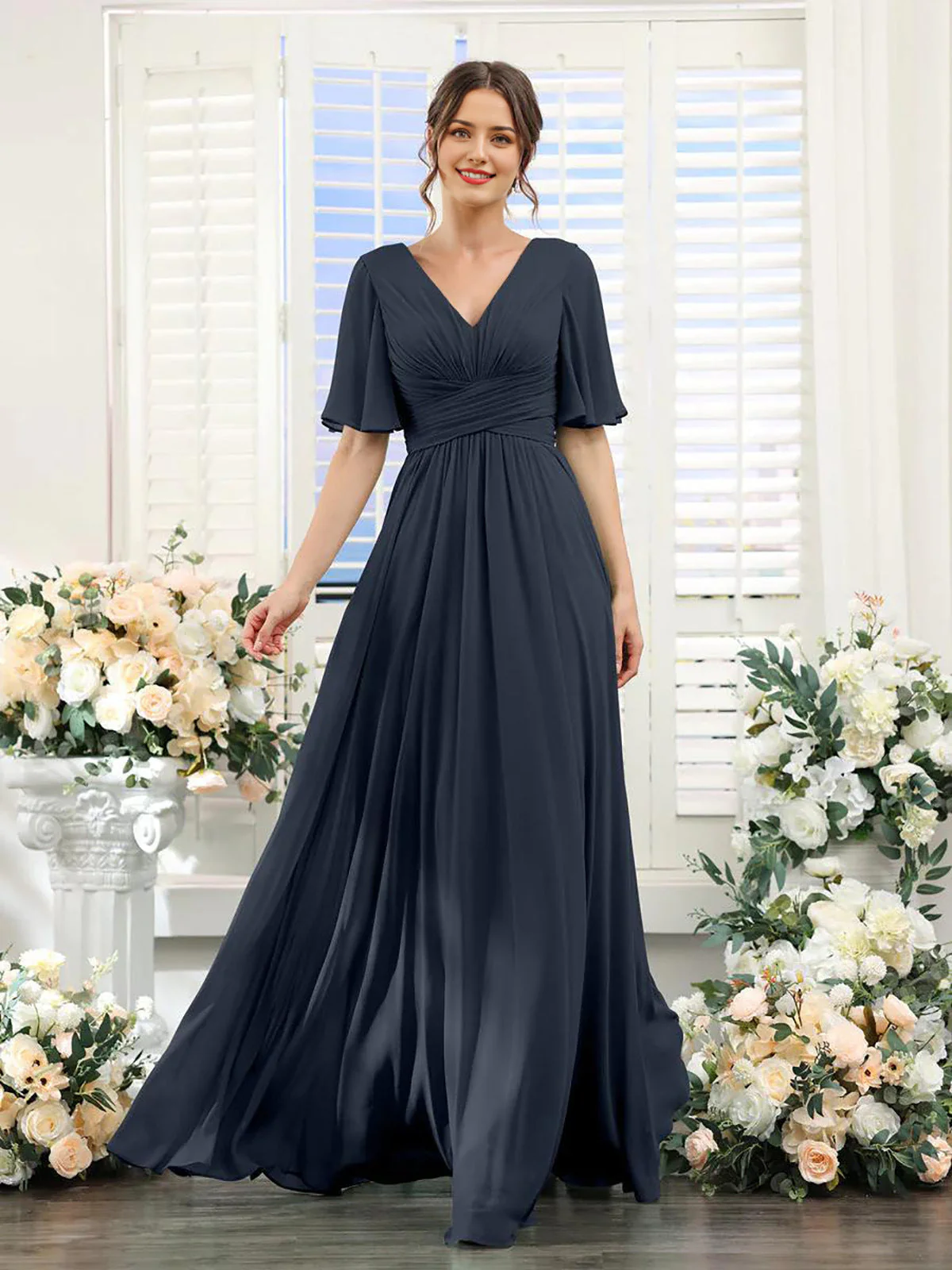 Fließendes Chiffonkleid mit V-Ausschnitt und hohem Schlitz – Bild 6