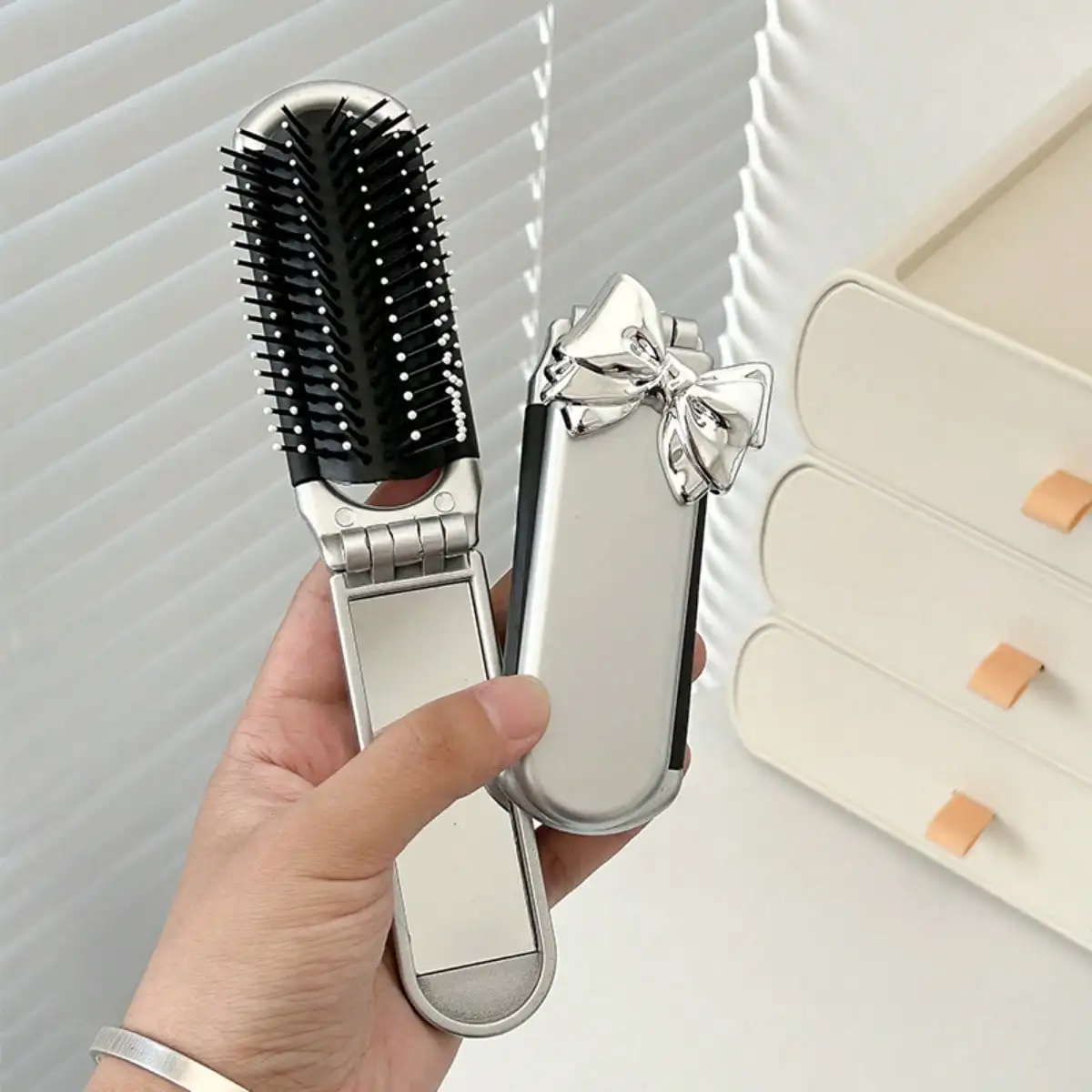 Tragbarer Kompaktkamm mit Luftkissen & Make-up Spiegel – Reise-Haarbürste für Alltag & Styling – Bild 7