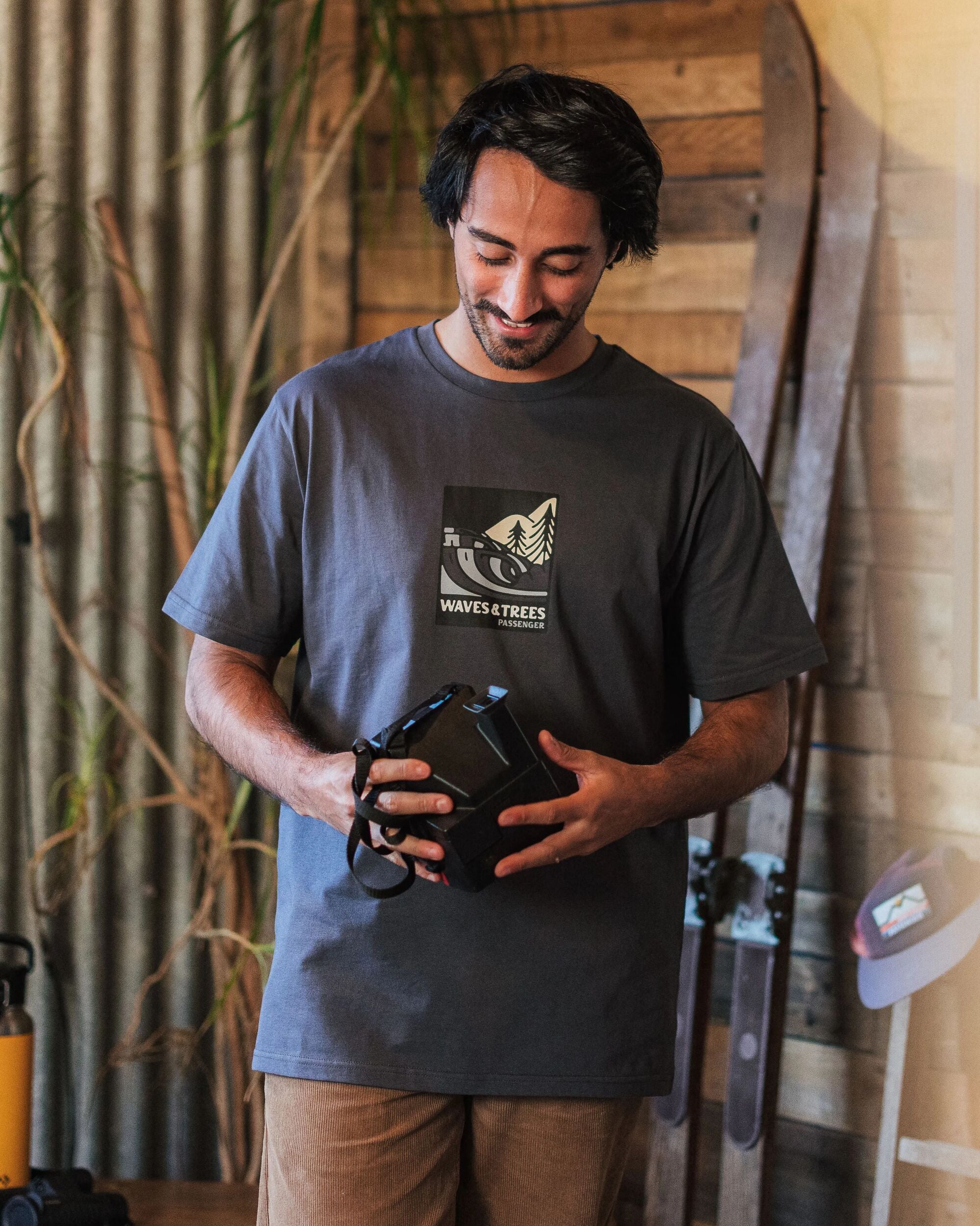 Waves & Trees Bio-Baumwoll-T-Shirt - Holzkohle – Bild 4