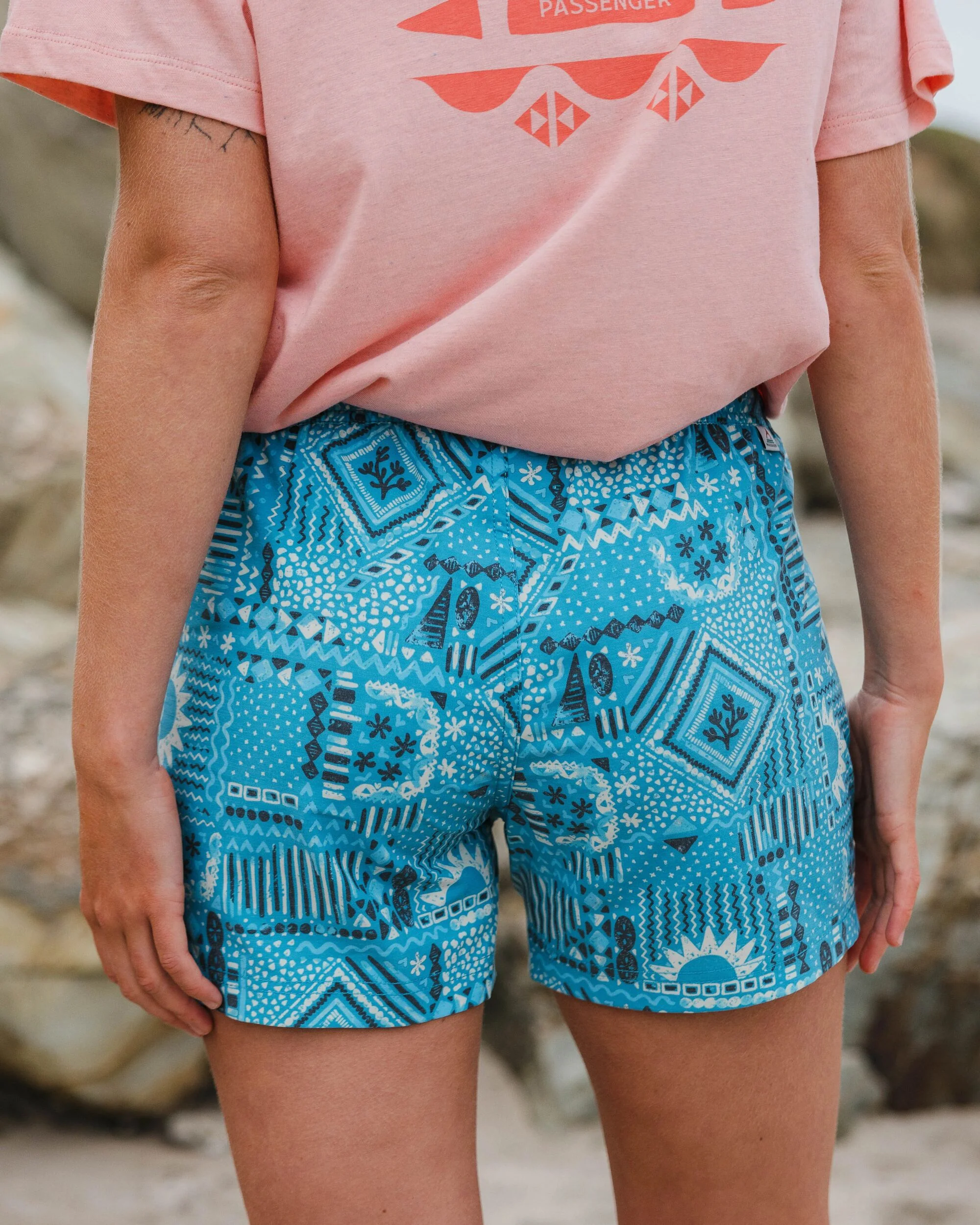 Way Out Allzweck-Shorts - Vintage Patchwork Blau Pool – Bild 4