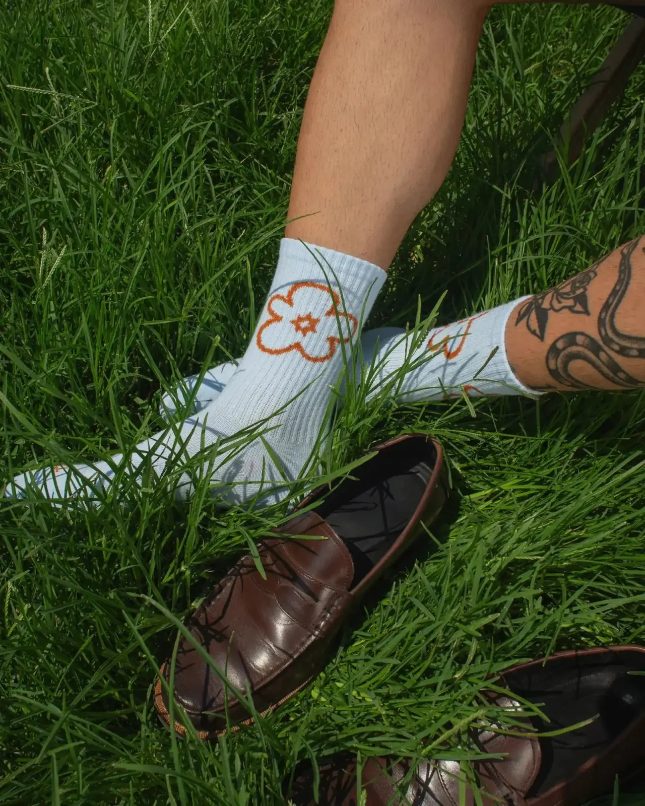 TRY LATER Socken – Hellblau mit Blumen-Motiv – Bild 3