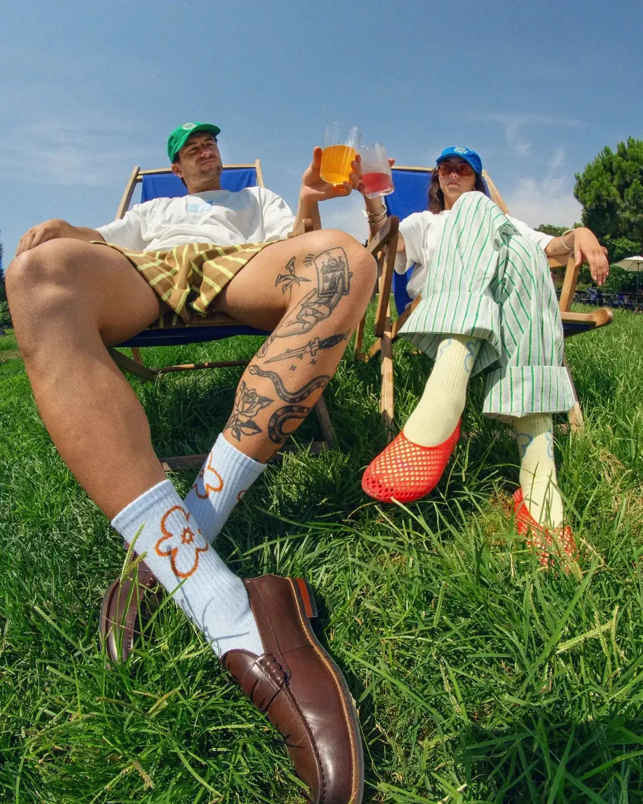 TRY LATER Socken – Hellblau mit Blumen-Motiv – Bild 4