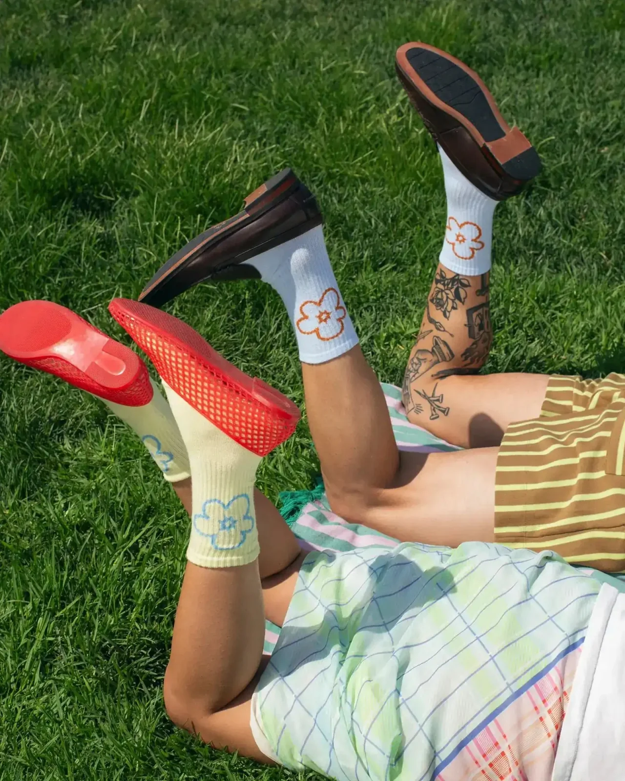 TRY LATER Socken – Hellblau mit Blumen-Motiv – Bild 5