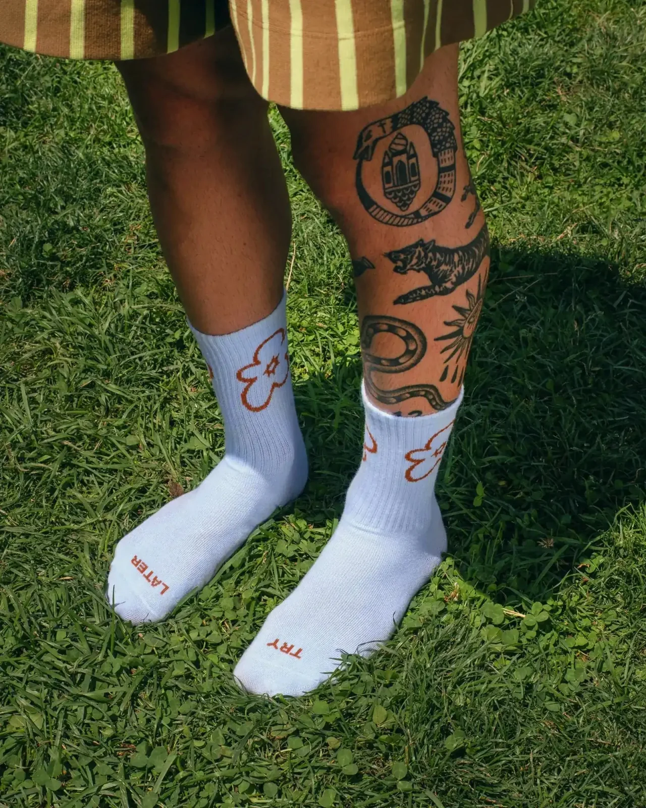 TRY LATER Socken – Hellblau mit Blumen-Motiv – Bild 6