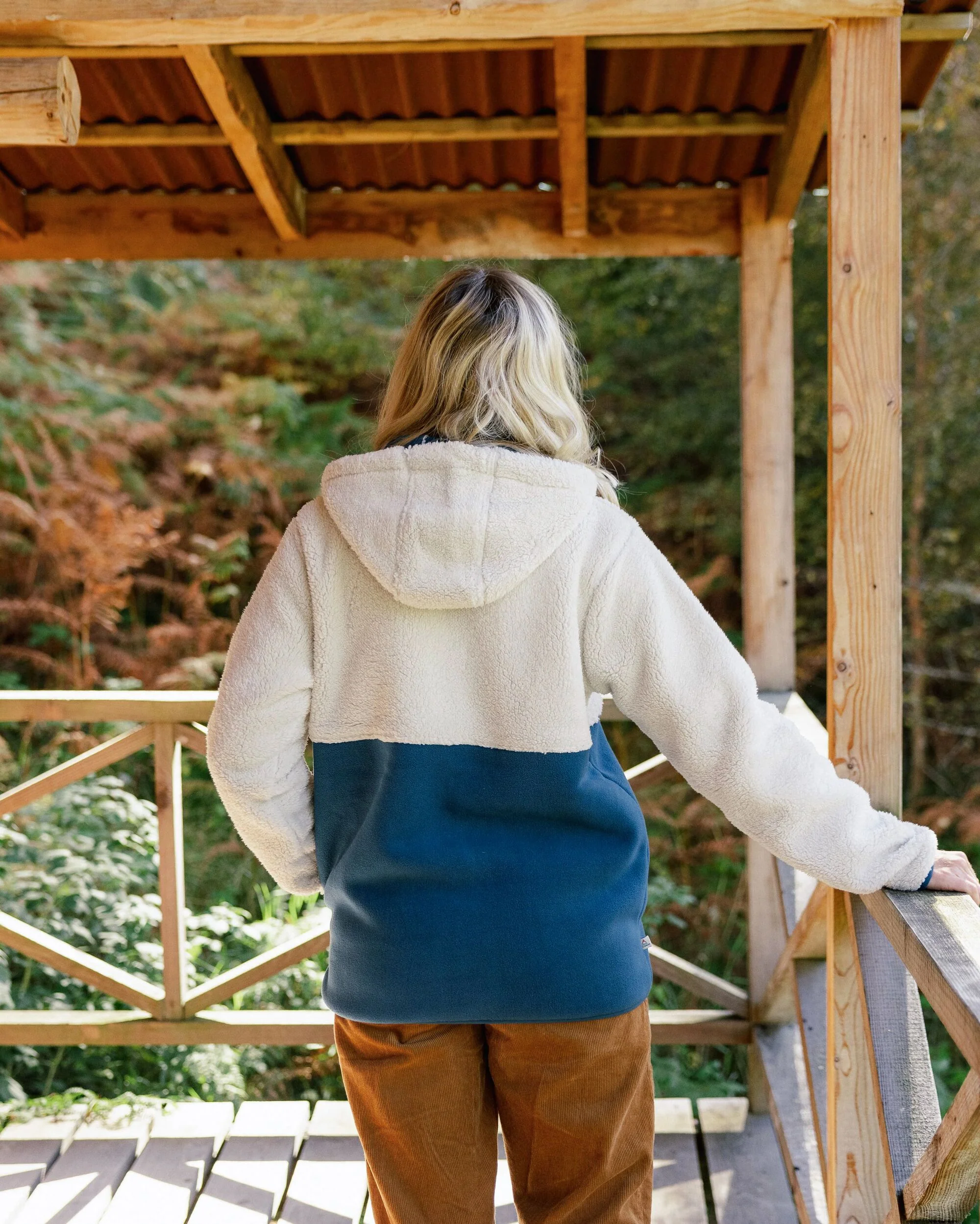 Nestling Sherpa Kapuzen-Fleece - Gezeitenblau – Bild 4